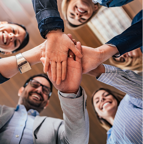 Equipo de trabajo uniendo manos